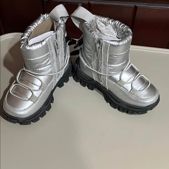 Kids DREAM PAIRS SIZE 7 Silver Winter Boots NWOT - Picture 1 of 5